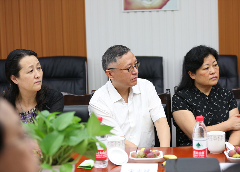 1.jpg 成都市人大常委會(huì)“一法一決定”執(zhí)法檢查組蒞臨西部數(shù)碼檢查指導(dǎo)