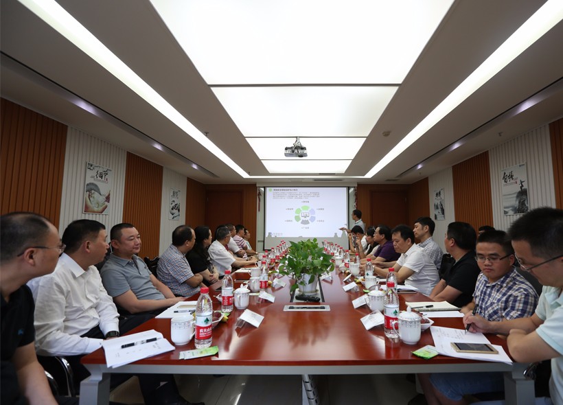 2.jpg 成都市人大常委會(huì)“一法一決定”執(zhí)法檢查組蒞臨西部數(shù)碼檢查指導(dǎo)