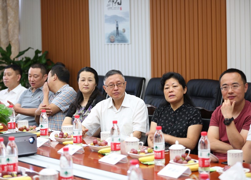3.jpg 成都市人大常委會(huì)“一法一決定”執(zhí)法檢查組蒞臨西部數(shù)碼檢查指導(dǎo)